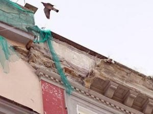 Il cornicione crollato in via Duomo (Foto: Antonio Pariante)