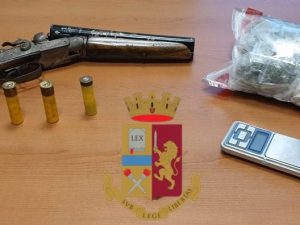 Armi, cartucce, droga e perfino bombe a mano: è quanto trovato dalla polizia a Casoria.