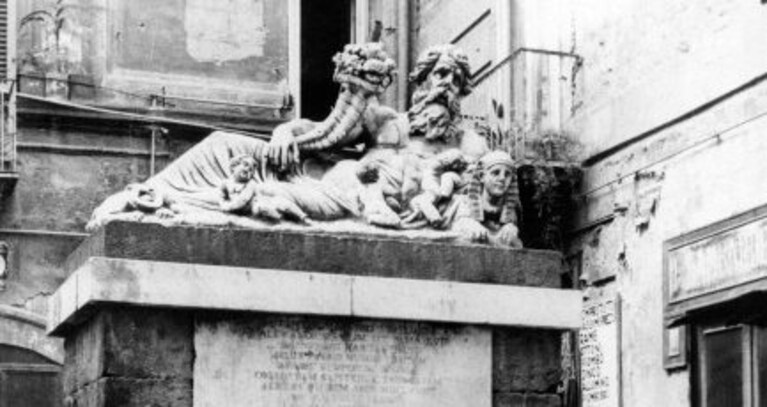 La statua del dio Nilo in una fotografia degli anni Cinquanta.