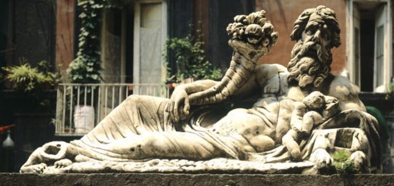 La statua del dio Nilo senza la testa della Sfinge, trafugata negli anni Cinquanta.