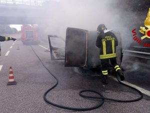 L'intervento dei vigili del fuoco per spegnere le fiamme.