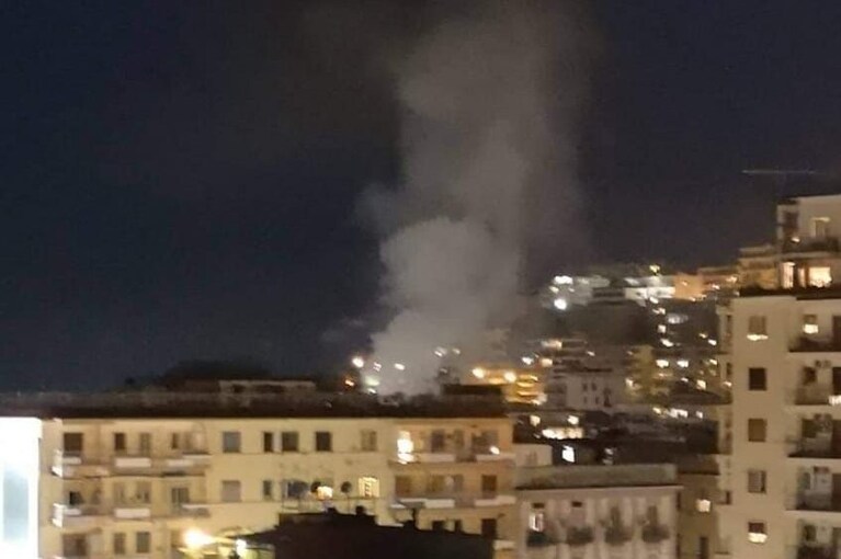 La colonna di fumo nero vista dai quartieri collinari.