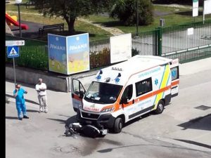 L'ambulanza e lo scooter coinvolti nell'incidente di via Garcia Lorca a Succivo, a due passi dal Parco Jumanji.