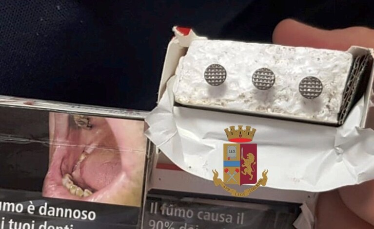 Le sigarette di polistirolo sequestrata dagli agenti di polizia.