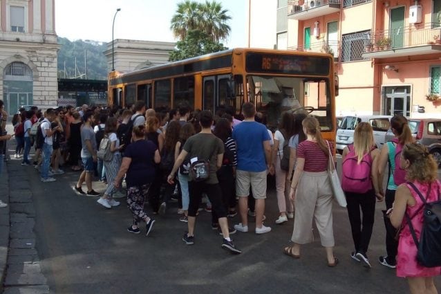 Ressa alla fermata del bus