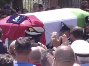 L'arrivo del feretro del vicebrigadiere Mario Cerciello Rega, avvolto nel Tricolore.