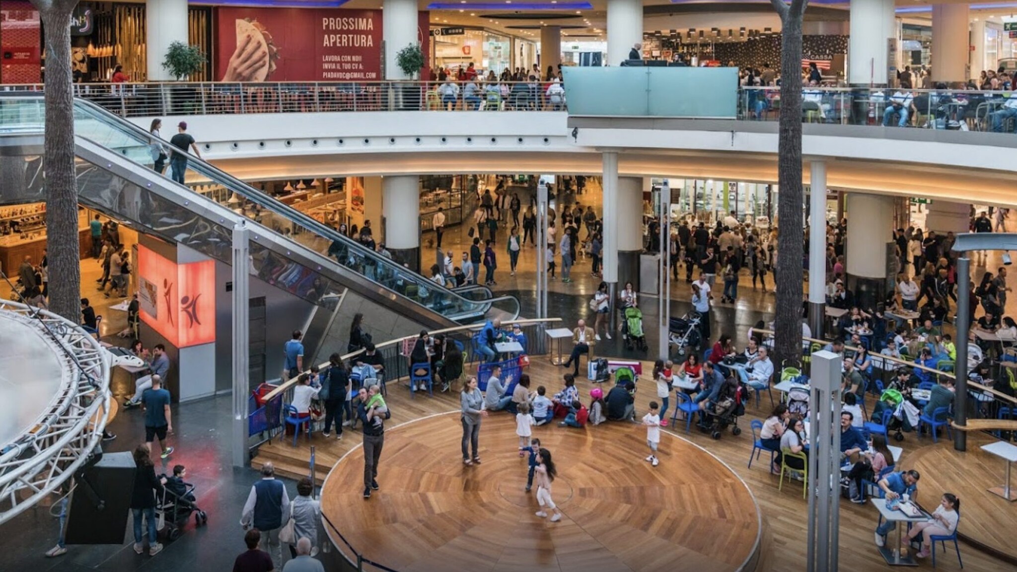 L'interno del Centro Commerciale Campania. [Foto da Google Maps]