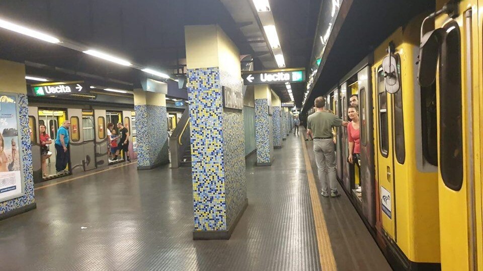 Treni fermi in entrambe le direzioni all'interno della stazione Colli Aminei. [Foto / Fanpage.it]