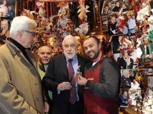 Luciano De Crescenzo nella bottega di Genny Di Virgilio a San Gregorio Armeno
