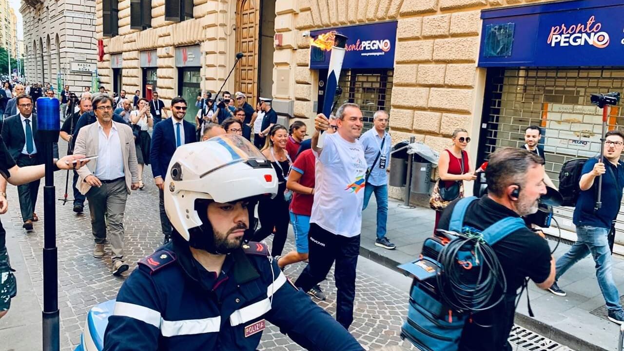 Il sindaco di Napoli, Luigi De Magistris, con la fiaccola delle Universiadi 2019.