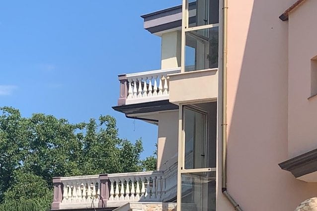 San Gennaro Vesuviano: il balcone da cui è stata gettata la piccola / FOTO FANPAGE.it