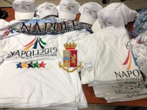 Le magliette contraffatte sequestrate dagli agenti di polizia.