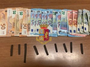 Gli 830 euro e le 9 stecche di hashish sequestrate dalla Polizia, assieme al cellulare e allo scooter dell'uomo, a San Giovanni a Teduccio.