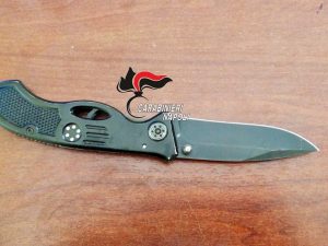 Il coltello usato per l'aggressione e recuperato dai militari dell'arma all'interno di un cassonetto in piazza Medaglie d'Oro.