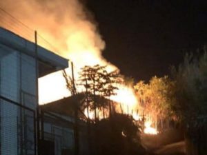 Una delle immagini dell'incendio scoppiato nella notte a Bacoli, nel Napoletano. (Foto @Josi Gerardo Della Ragione)