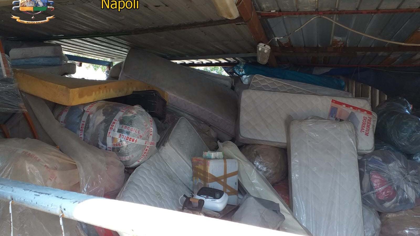 Una parte dei rifiuti speciali sequestrati dalla Guardia di Finanza a Volla, nel Napoletano.