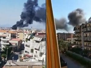 La colonna di fumo nero sprigionata dall'incendio, che ha reso in poco tempo l'aria irrespirabile a Melito di Napoli.