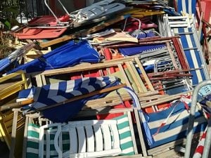 Una parte dei lettini e degli ombrelloni sequestrati dalla Guardia Costiera di Ischia.