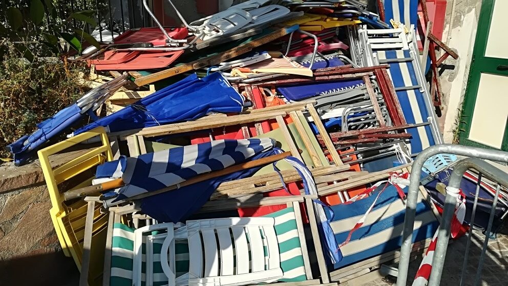 Una parte dei lettini e degli ombrelloni sequestrati dalla Guardia Costiera di Ischia.