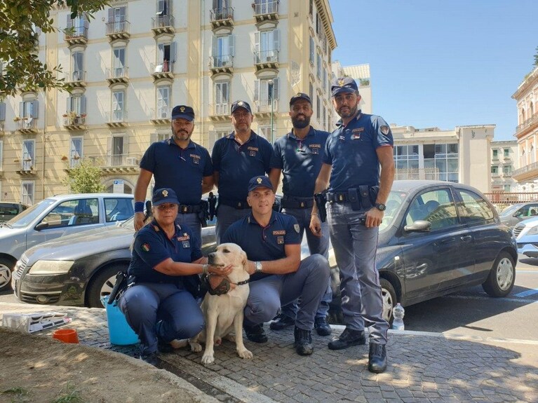 La Polizia con il Labrador salvato.