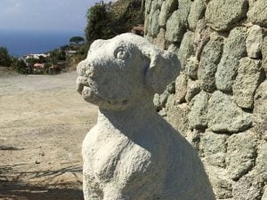 La statua per Nicoletta, la cagnolina che per dieci anni ha vegliato la tomba del padrone a Forio d'Ischia.