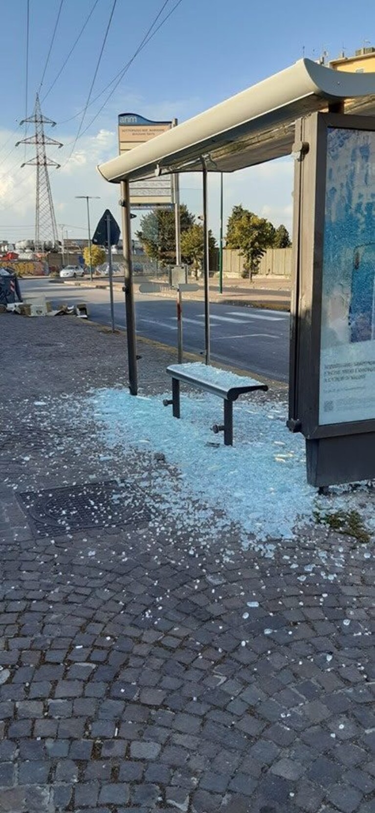 La pensilina dell'Azienda Napoletana Mobilità distrutta dai vandali. [Foto di Francesco Emilio Borrelli]