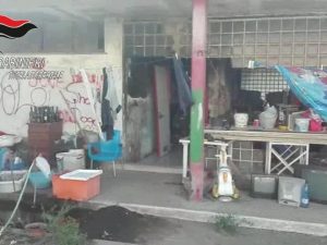 L'ex-centro sportivo di Marigliano trasformato in una sorta di discarica abusiva, con famiglie di giostrai accampate nelle roulotte ed attaccate abusivamente all'allacciamento idrico.