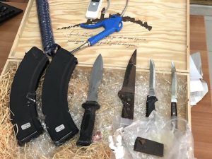 Il kalashnikov, le armi e la droga sequestrati a Qualiano, nel Napoletano, ad un uomo ritenuto vicino al clan Pianese.