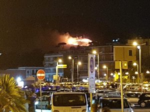 L’incendio sul Monte Barbaro (Dario Russo – da Facebook)