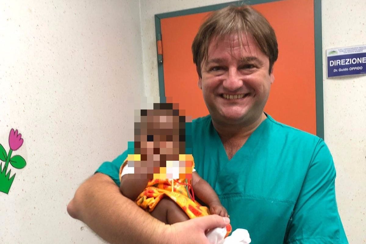 "Oppido non si tocca", al Monaldi in centinaia a difesa del chirurgo: sono le famiglie dei trapiantati di cuore