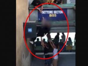 Un tifoso intento a "salire" dal settore inferiore a quello superiore durante un match di questa stagione del Calcio Napoli. Il video è stato diffuso dal consigliere regionale dei Verdi Francesco Emilio Borrelli lo scorso 15 settembre.