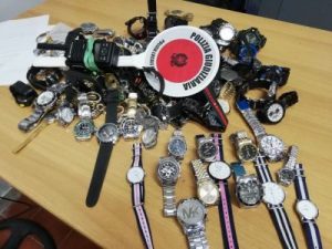 La merce sequestrata dagli agenti della Polizia Municipale di Napoli.