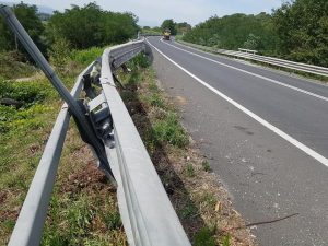 Il guard rail danneggiato sulla Telesina