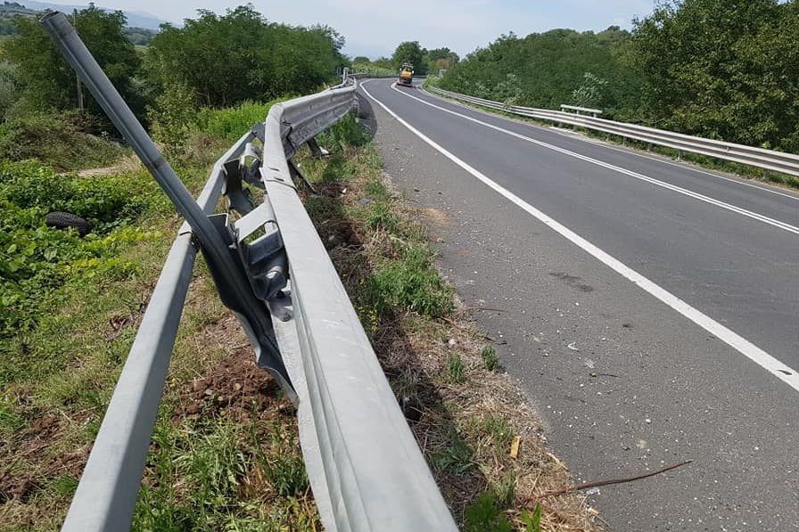 Il guard rail danneggiato sulla Telesina