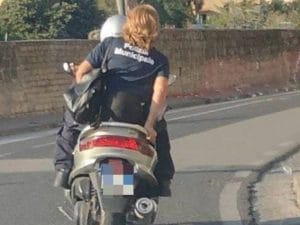 La vigilessa "immortalata" in uno scatto di un passante e pubblicato dal consigliere regionale Francesco Emilio Borrelli (Verdi).