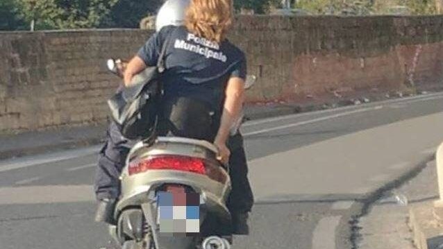 La vigilessa "immortalata" in uno scatto di un passante e pubblicato dal consigliere regionale Francesco Emilio Borrelli (Verdi).