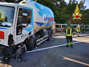 L'autocisterna di GPL dopo lo schianto con un'utilitaria sulla Strada Statale 7 bis ad Avellino.