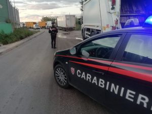 I carabinieri all'ingresso dello STIR di Giugliano questa mattina.