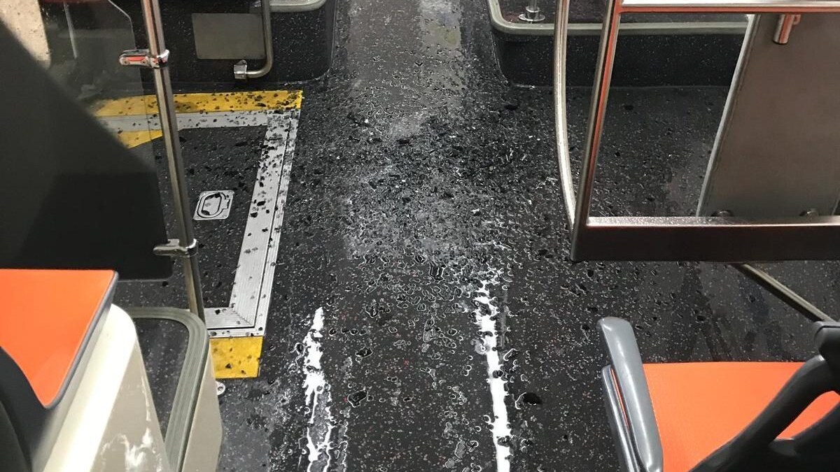 L'interno dell'autobus in servizio sulla linea C12 dell'Azienda Napoletana Mobilità dopo i vetri sfondati da un gruppo di ragazzini.