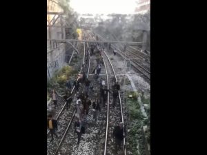 I passeggeri in fuga sui binari della Circumvesuviana.