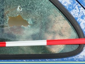 Bimbo di due anni si chiude in auto a Battipaglia, poliziott