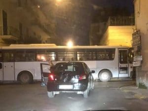 Strada bloccata da autobus ad Afragola (Foto di Sei di Afragola se…)