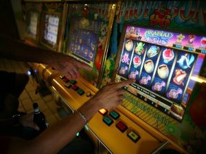 Rapina in una sala slot a Brusciano: dipendente preso a pugni, malviventi in fuga con 5mila euro