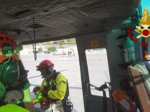 I vigili del fuoco impegnati nel salvataggio dei due escursionisti.