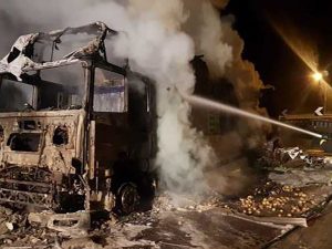 Il tir in fiamme (credit foto ilgiornaledisalerno)