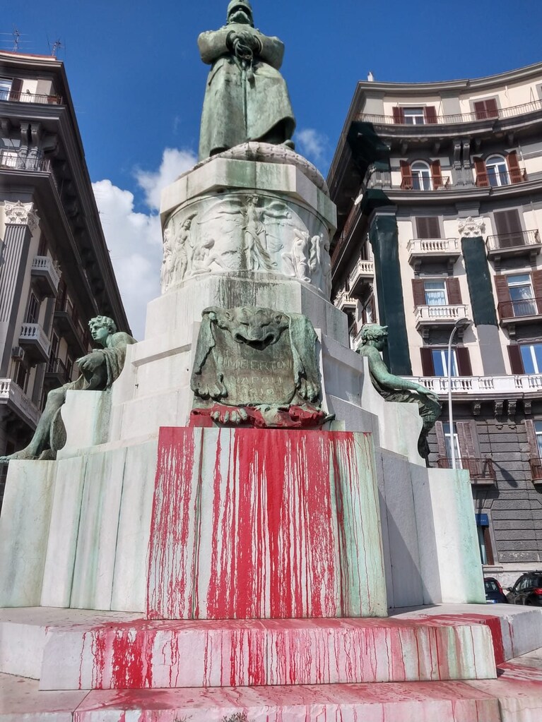 La statua di Umberto I vandalizzata nell'emiciclo di Santa Lucia. [Foto @Giuseppe Cozzolino/Fanpage.it]