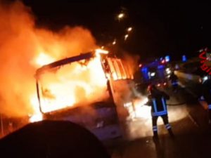 L'autobus in fiamme sull'A16 Napoli-Canosa