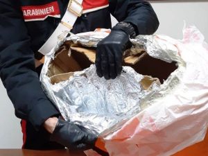 La borsa schermata utilizzata dall'uomo per rubare capi d'abbigliamento.