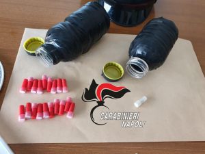 Le borracce con magneti recuperate dai carabinieri.