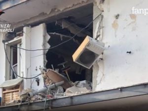 Arzano, esplosione in un palazzo